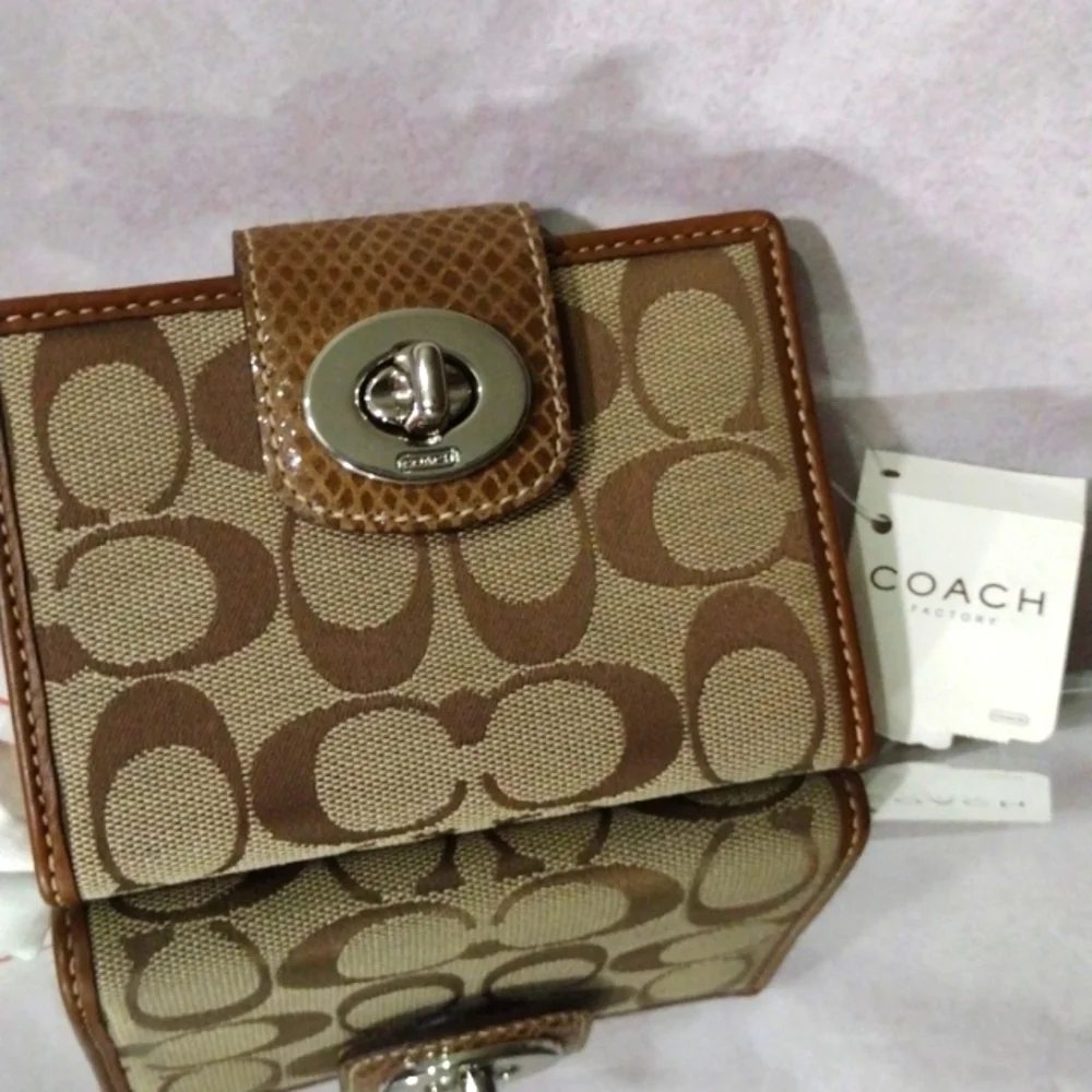 Coach Wallet 🛍️ Elegant Leather + Iconic COACH Logo Stunning 🎁 Gift NWT - Picture 3 of 6